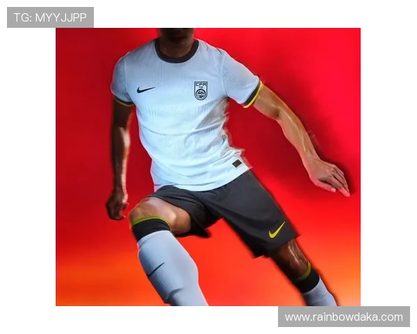 国足新赛季主客场球衣亮相